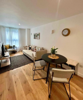 Coastal Hideaway-Modern Flat, 10 Min to Beach&Town